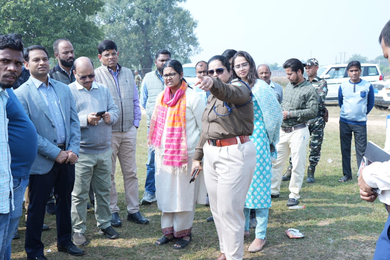 पलामूः सीएम के दौरे को लेकर डीसी-एसपी ने कार्यक्रम स्थल का किया निरीक्षण