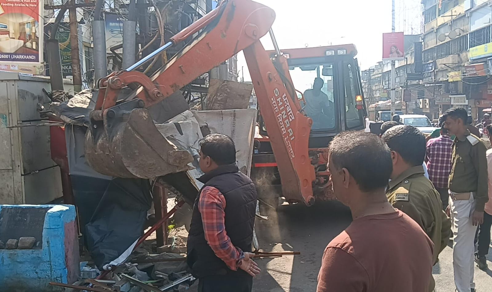 धनबादः बैंकमोड़ में निगम का अतिक्रमण हटाओ अभियान, अवैध दुकानें ध्वस्त