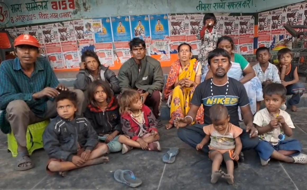 धनबादः चोरी-मारपीट से त्रस्त 20 परिवारों ने छोड़ा घर, रणधीर वर्मा चौक बना आशियाना