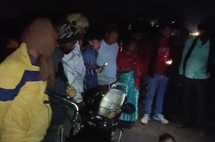 धनबादः राजगंज में जीटी रोड पर दो बाइक के बीच टक्कर, युवक घायल