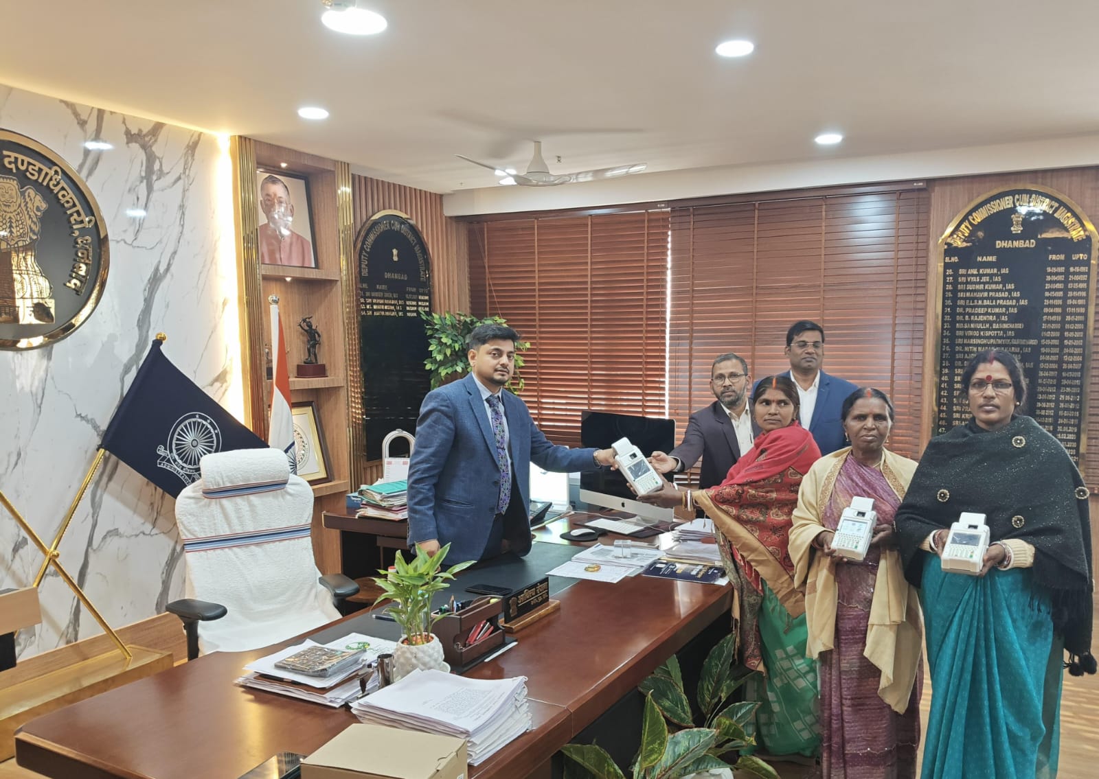 धनबादः PDS सिस्टम को हाइटेक बनाने की पहल, डीसी ने डीलरों को बांटी 4G ई-पोस मशीन