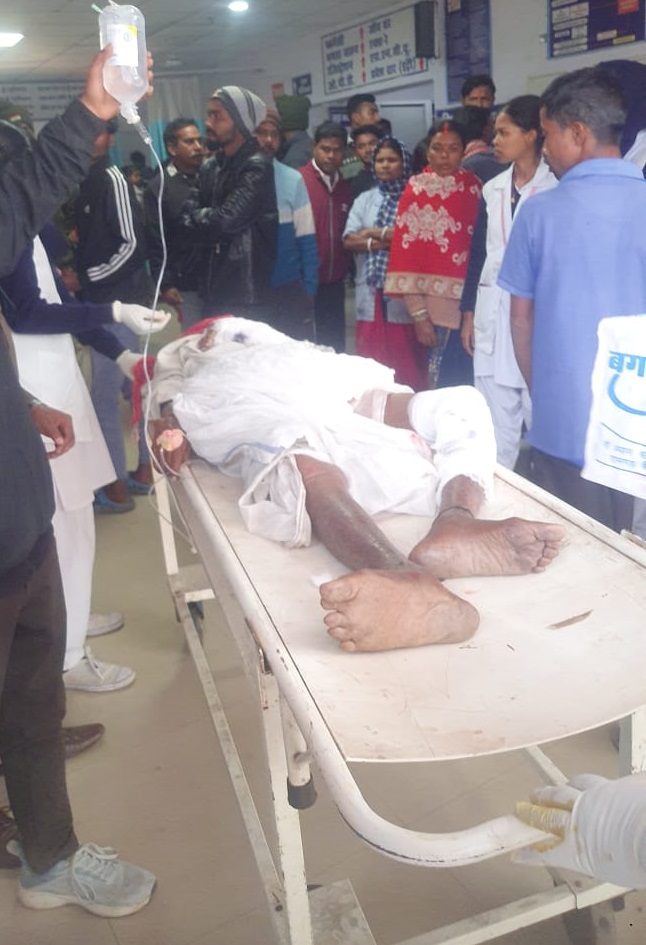 रामगढ़ः ट्रक की चपेट में आकर बाइक सवार युवक की मौत, दो अन्य घायल