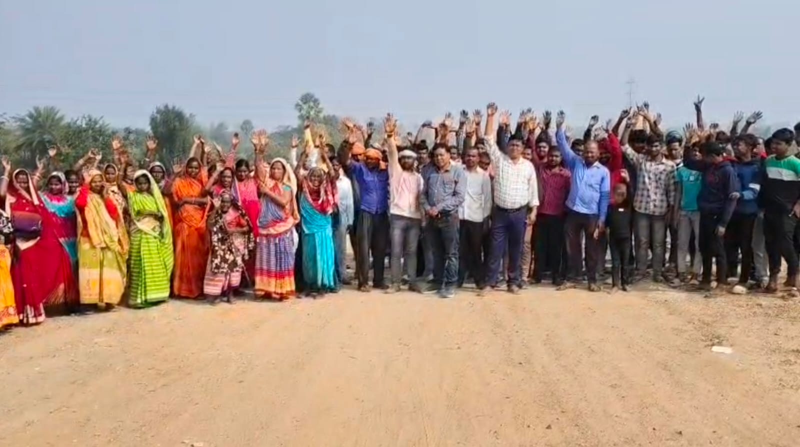 दुमकाः हथनंगा व सिंघनीपोखर के बीच एप्रोच रोड बनाने की मांग, 15 गांवों के ग्रामीणों ने किया प्रदर्शन