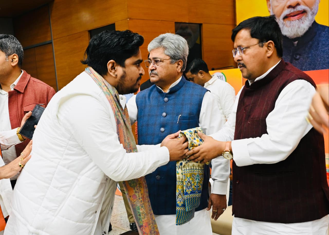 पलामूः भाजपा के कार्यकारी अध्यक्ष नितिन नवीन से मिले युवा नेता देवेश तिवारी, दी बधाई