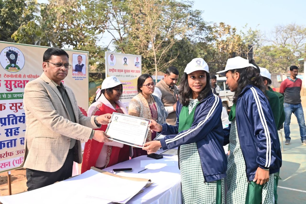 देवघरः विद्यार्थियों ने अपनी पेंटिंग में बताया सड़क सुरक्षा का महत्व