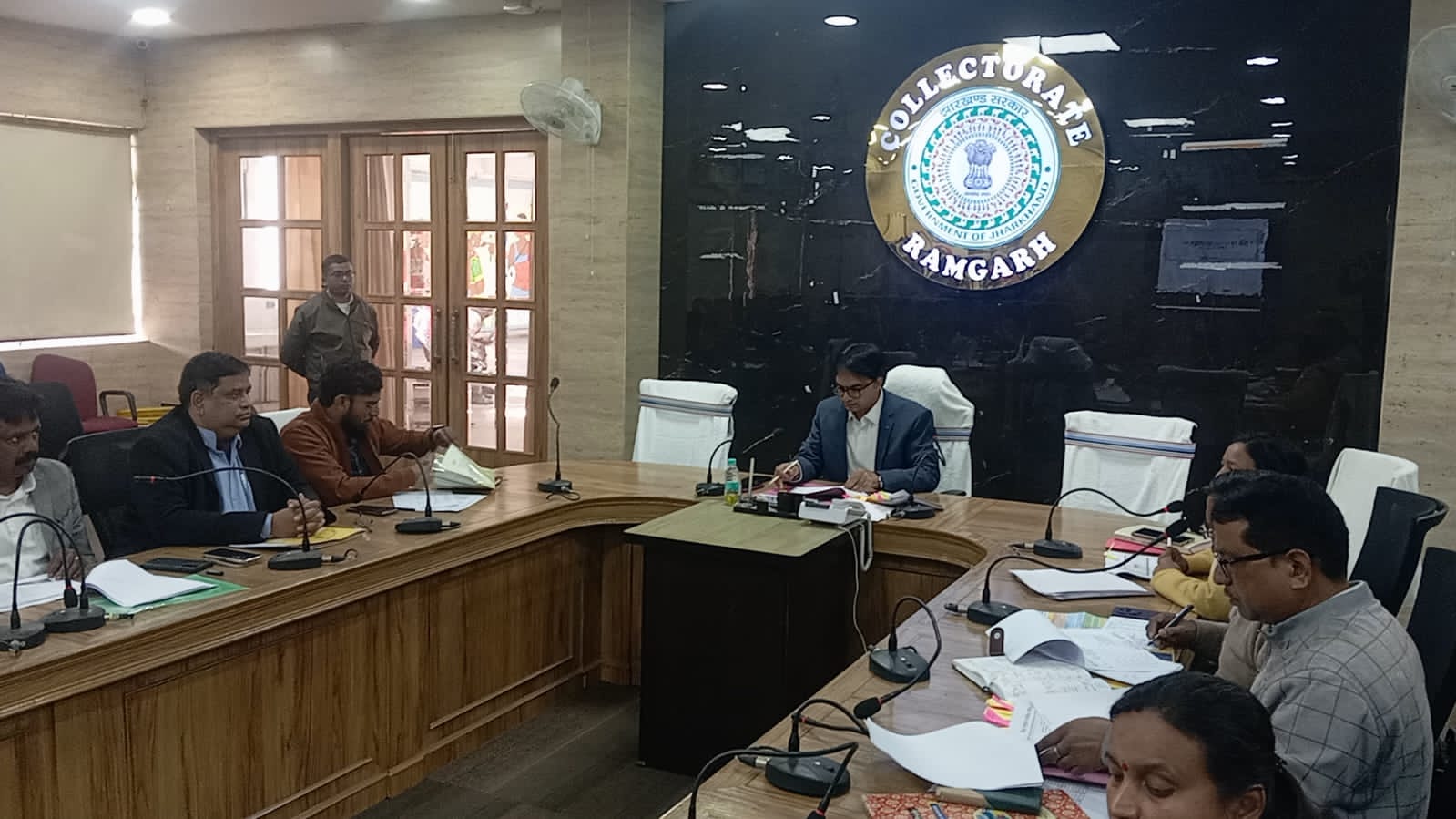 रामगढ़ः डीसी ने की कृषि व पंचायती राज के कार्यों की समीक्षा, अधिकारियों को दिए निर्देश