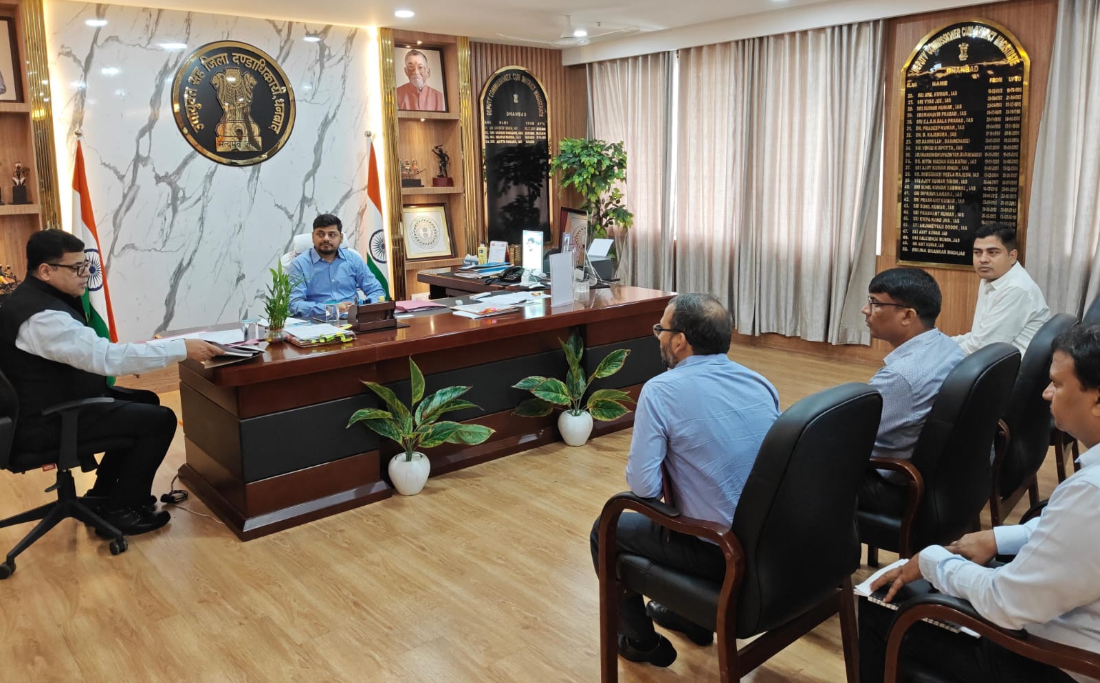 धनबादः जल स्रोतों के संरक्षण को नीति आयोग के मिशन निदेशक ने की समीक्षा बैठक