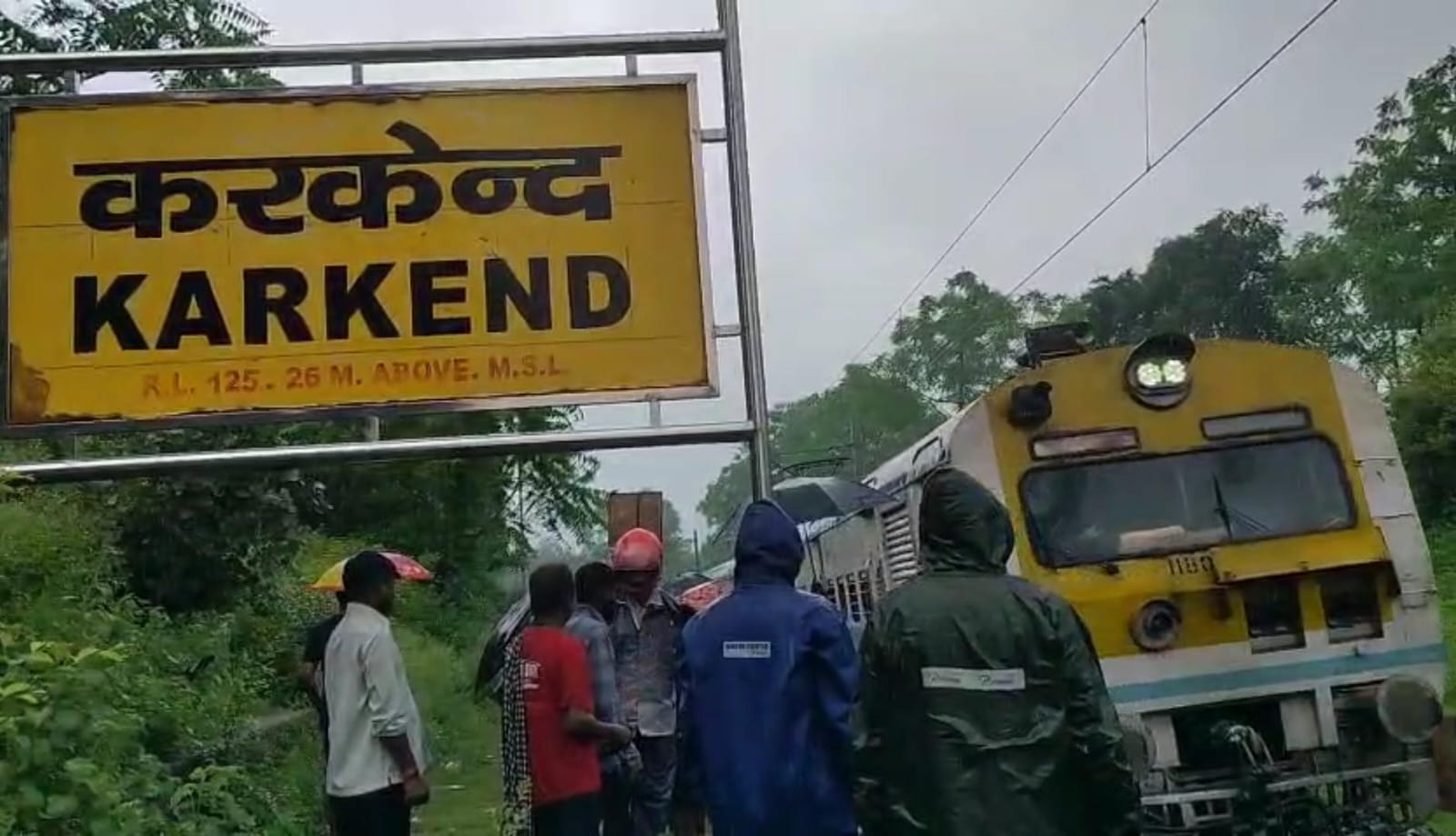 धनबादः घरेलू कलह से तंग पति-पत्नी ट्रेन के आगे कूदे, पत्नी की मौत, पति गंभीर