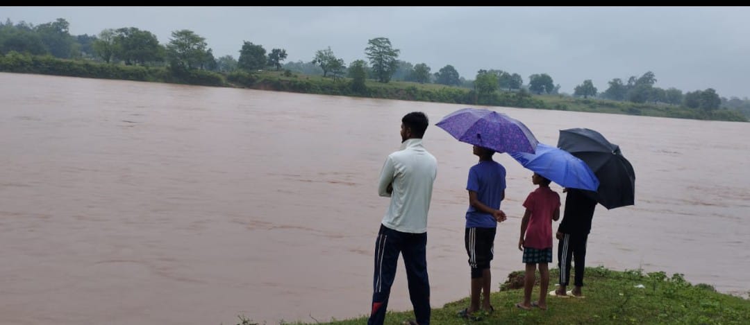 चाईबासाः बारिश से नदी-तालाबों का जलस्तर बढ़ा, लोगों को किया गया अलर्ट