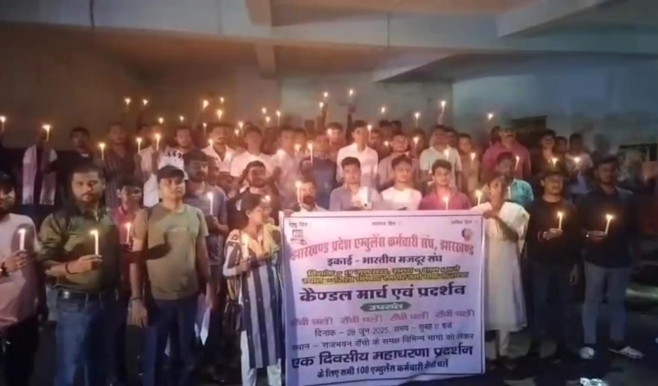 धनबादः एंबुलेंस कर्मियों ने निकाला कैंडल मार्च, राजभवन के समक्ष महाधरना 28 को