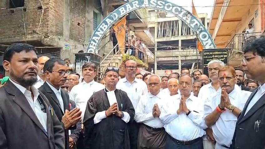 धनबादः अधिवक्ता बटेश्वर झा का निधन, कोर्ट परिसर में शोक की लहर
