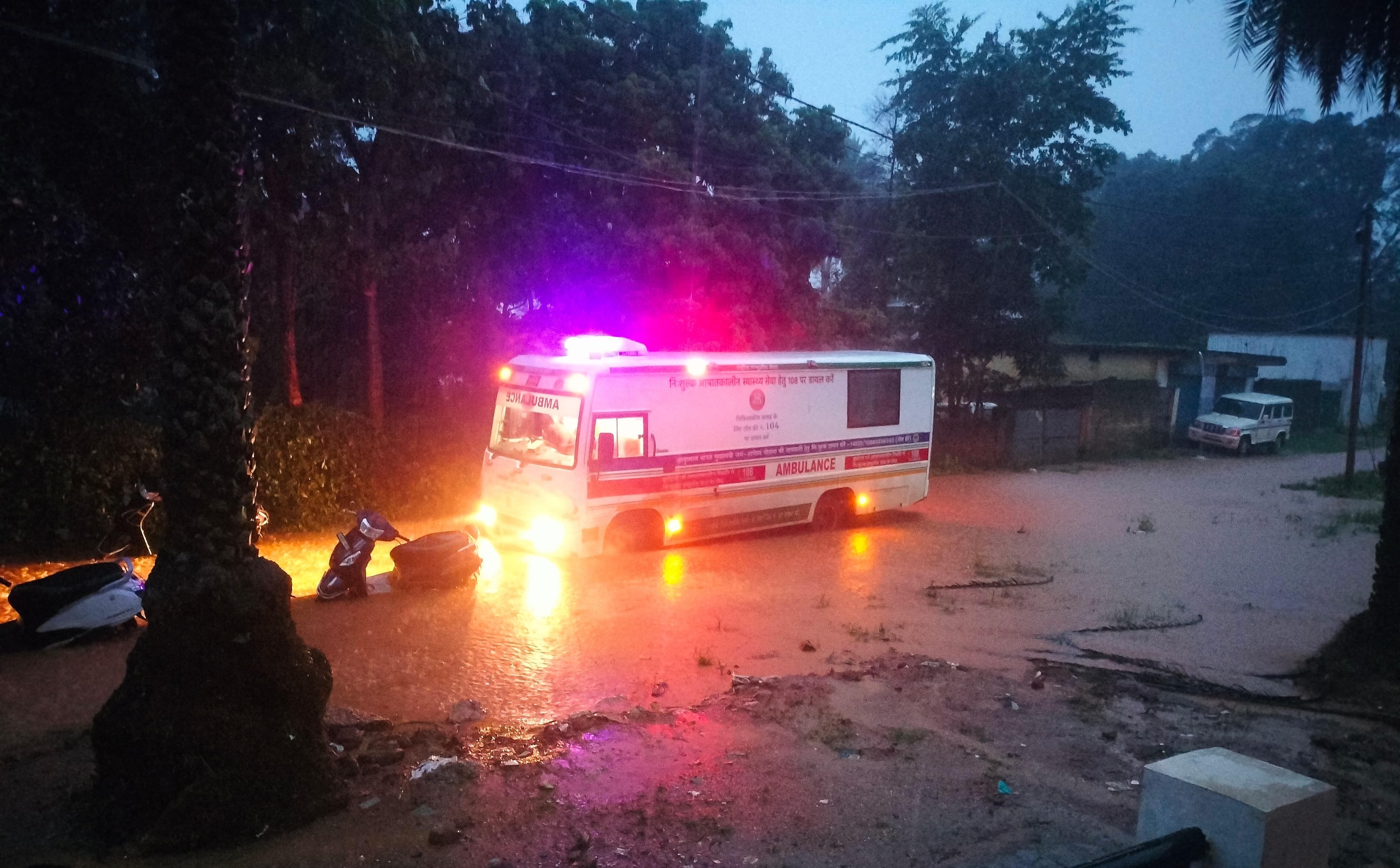 गुमलाः चैनपुर CHC जाने वाली सड़क पर जलजमाव, मरीज व स्वास्थ्यकर्मी हलकान