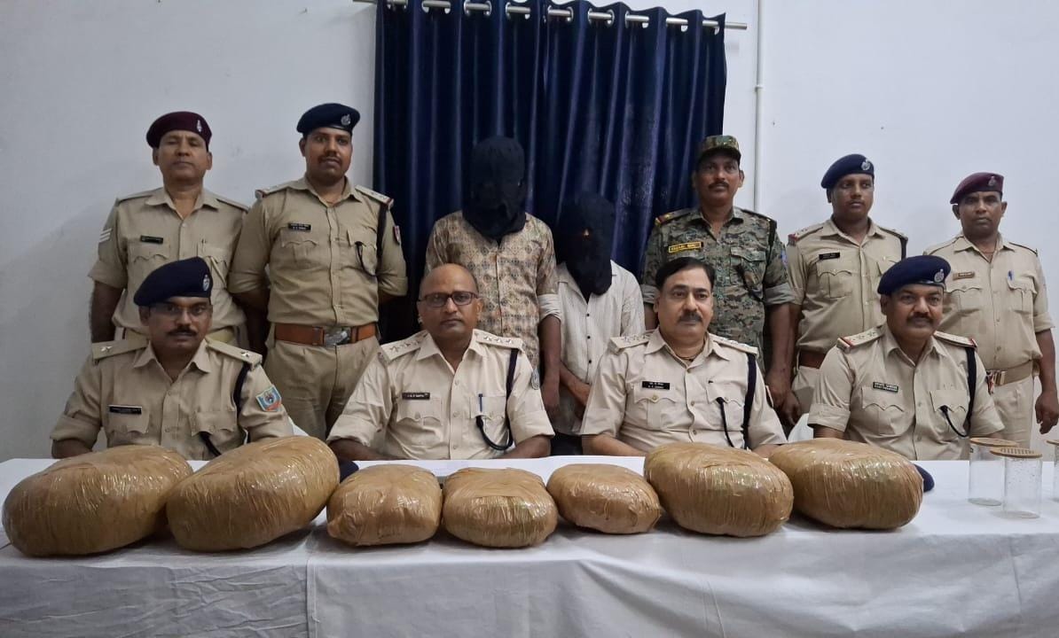 धनबाद रेलवे स्टेशन पर ट्रेन से 12 किलो गांजा के साथ दो गिरफ्तार