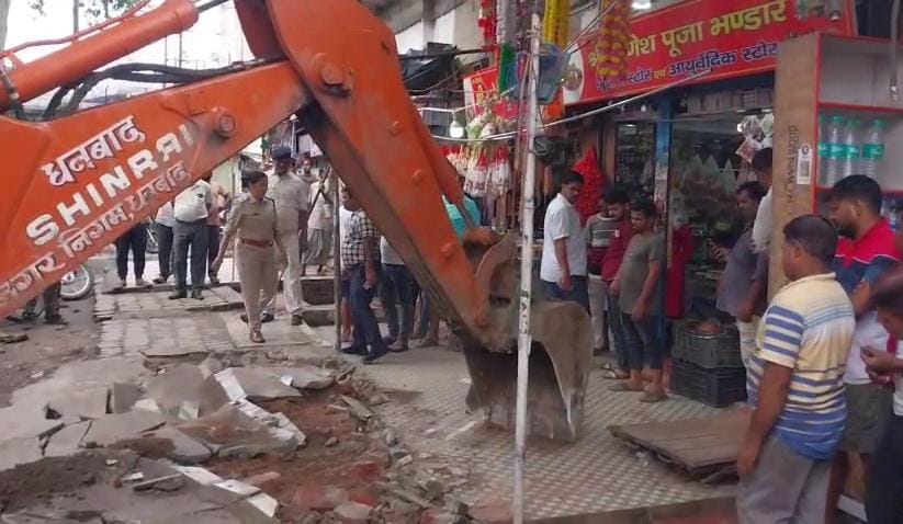 धनबादः सरायढेला में अतिक्रमणकारियों पर चला निगम का बुलडोजर