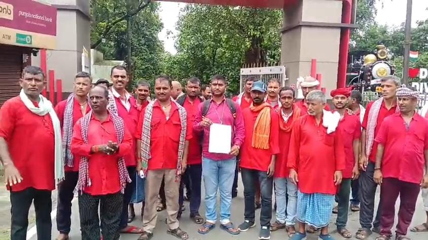 धनबाद : मोर्चा ने DRM को सौंपा ज्ञापन, कुलियों की स्थिति पर जांच तेज करने की मांग