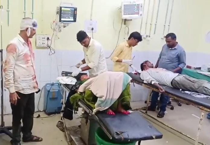 धनबादः बस व पिकअप में भिड़ंत, कई यात्री घायल, 5 गंभीर