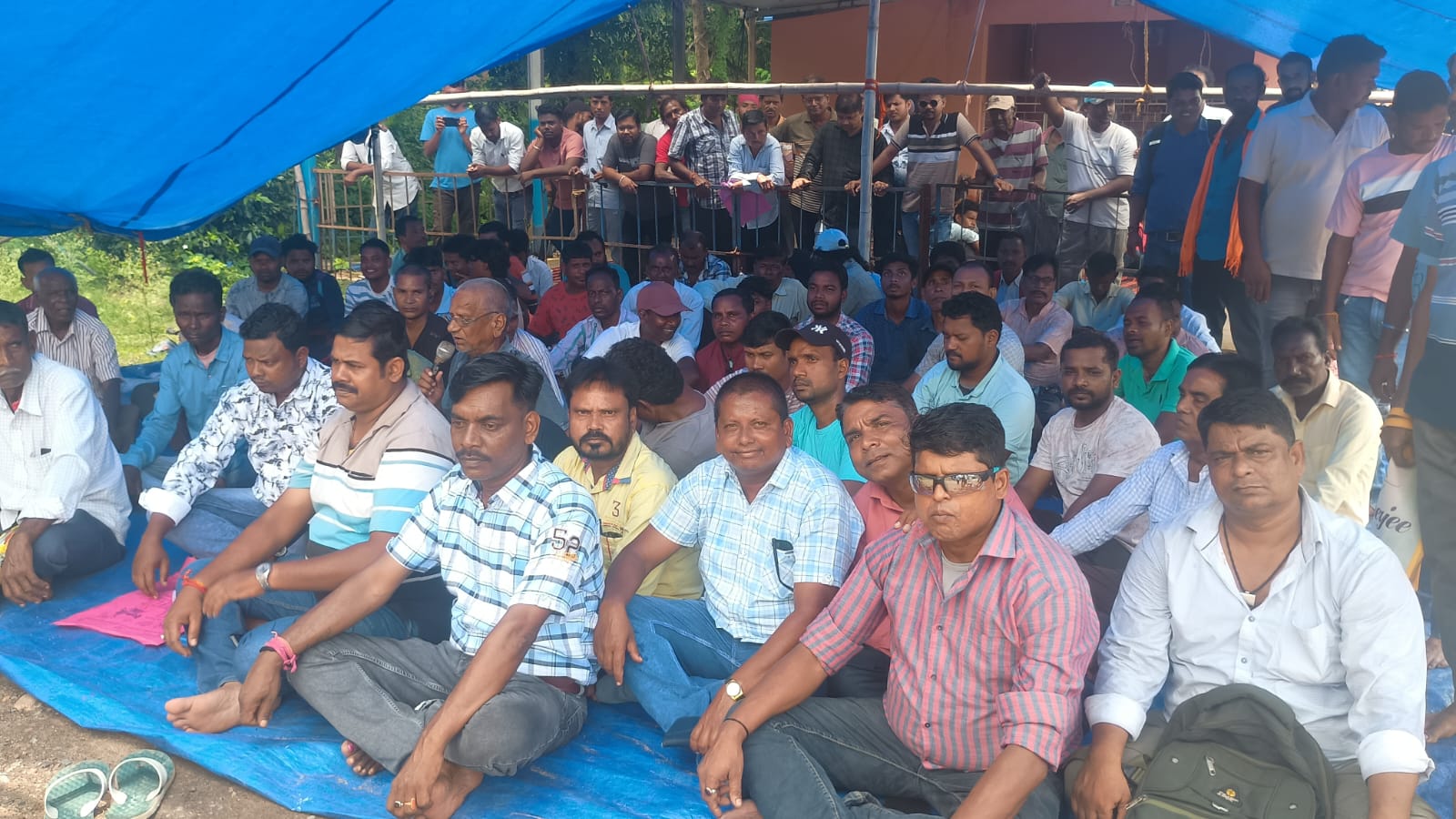 जमशेदपुरः HCL के पूर्व कर्मियों ने दिया धरना, प्रबंधन पर वादाखिलाफी का आरोप