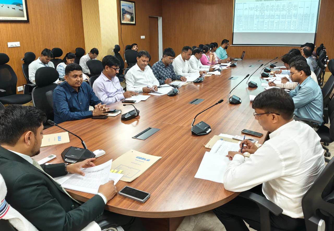 पंचायत भवनों को आदर्श स्वरूप दें : धनबाद डीसी