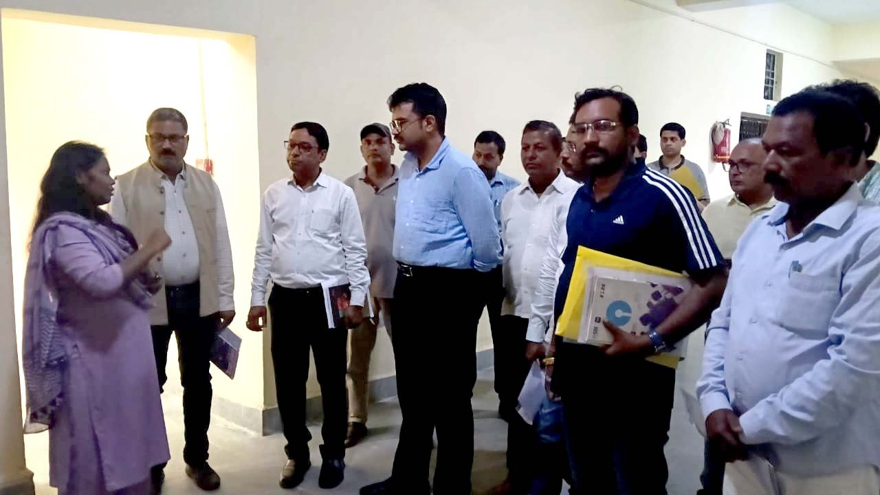 लातेहारः डीसी ने  किया ईवीएम-वीवीपैट वेयर हाउस का निरीक्षण