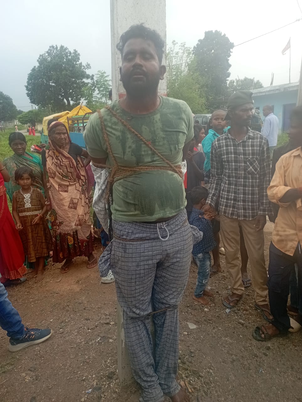 लातेहारः ग्रामीणों ने साइबर अपराधी को पकड़ा, पोल में बांध कर पीटा