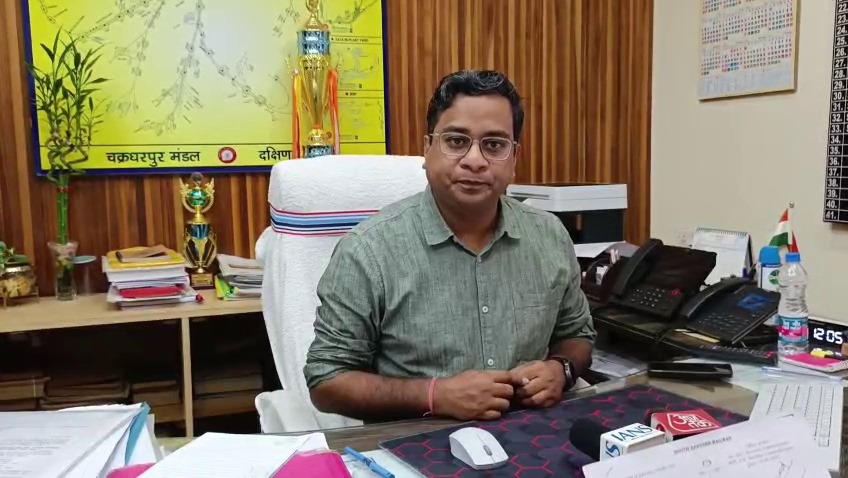कुड़मी समाज के रेल चक्का जाम आंदोलन को लेकर चक्रधरपुर रेलवे हाई अलर्ट पर