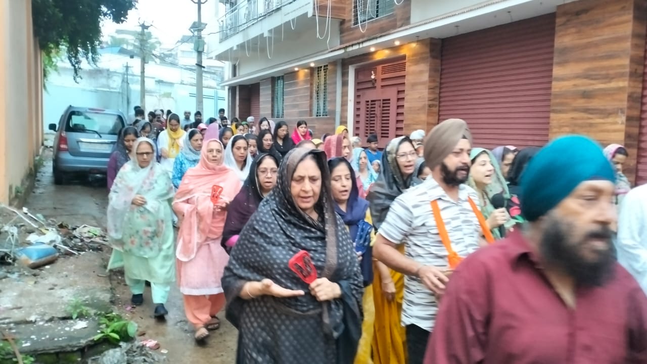 गिरिडीहः गुरु नानक देवजी के प्रकाश पर्व के उपलक्ष्य में सिख समाज ने निकाली प्रभातफेरी