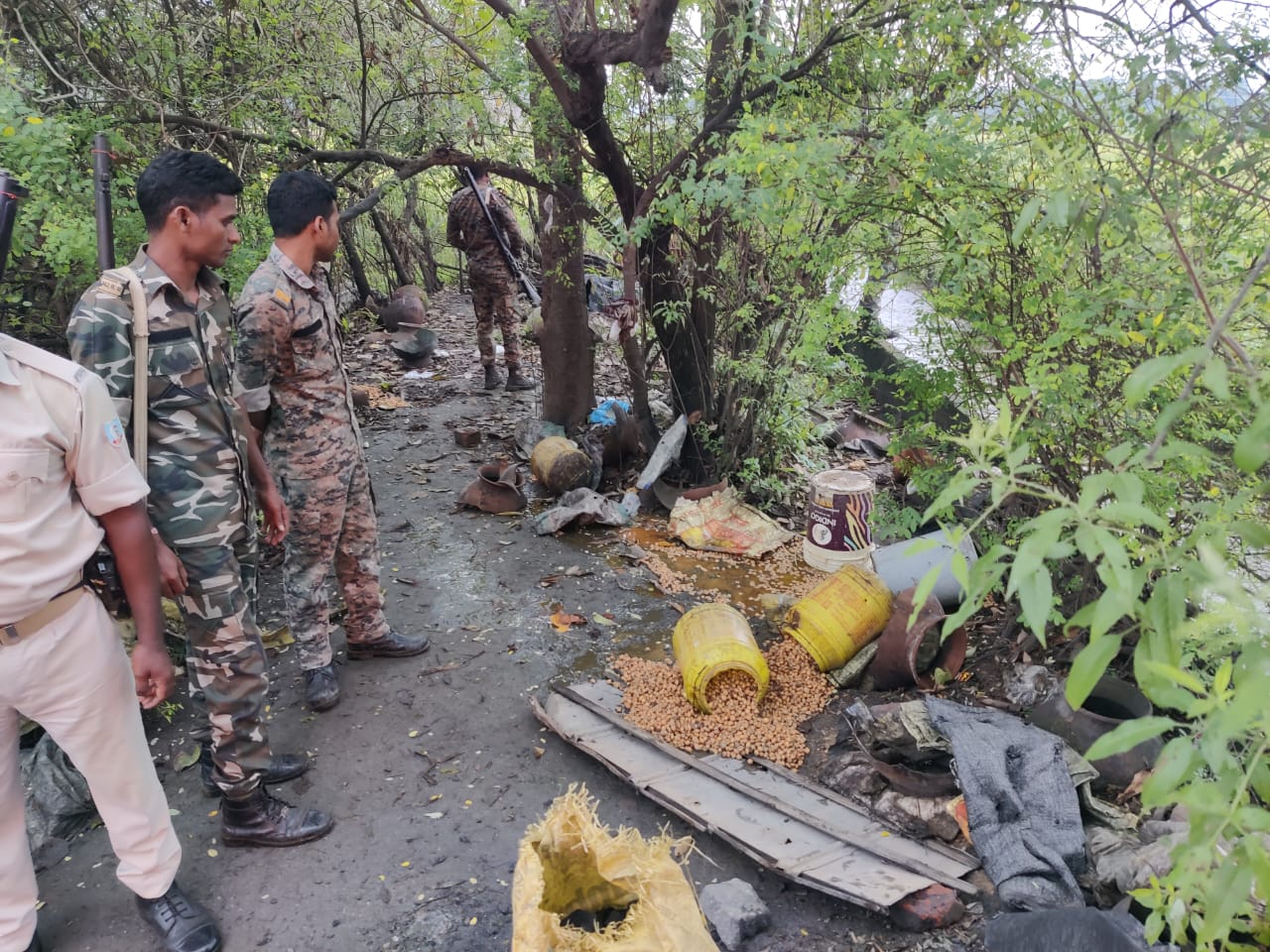 रामगढ़ः रजरप्पा में उत्पाद विभाग का छापा, 46 बोतल नकली शराब जब्त