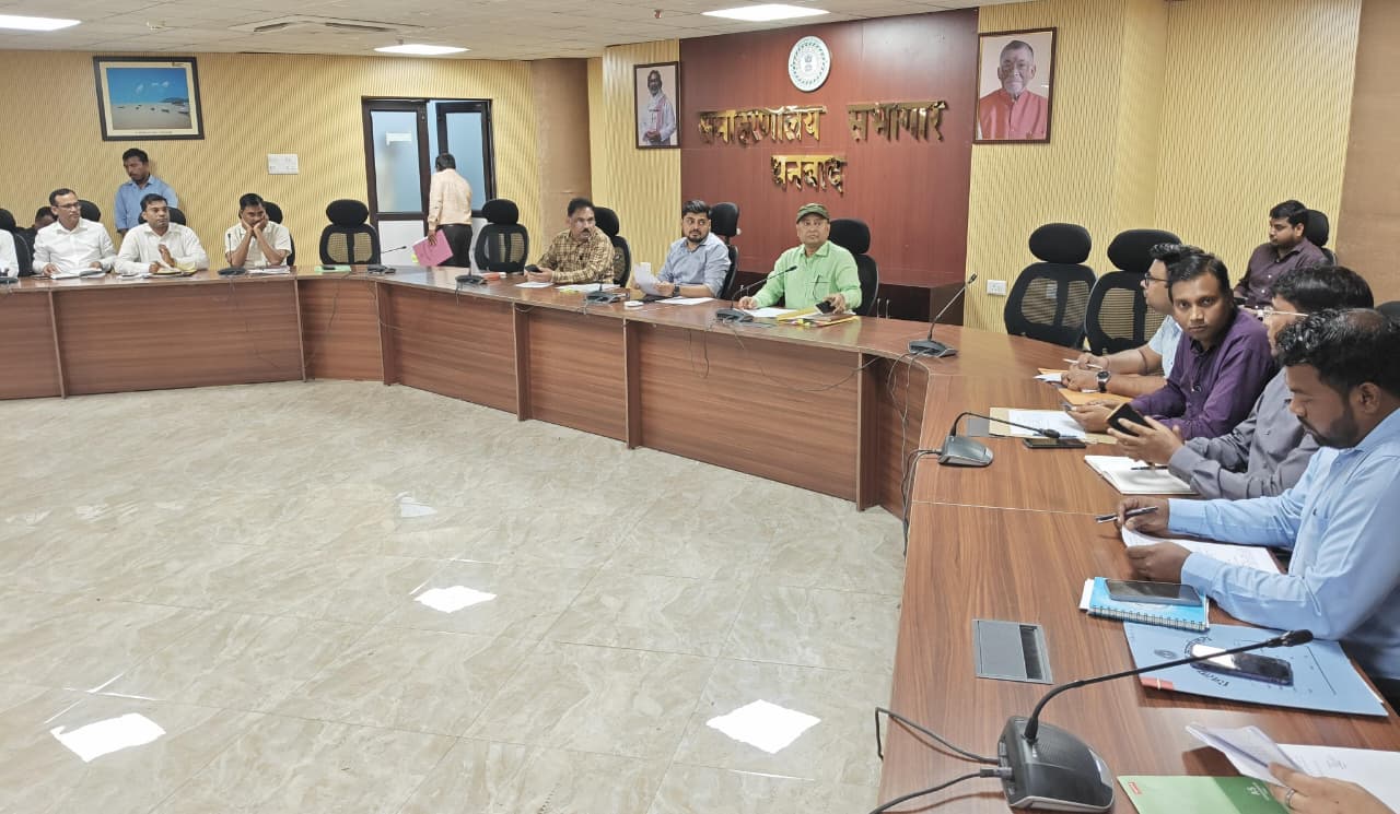 धनबादः राज्य स्थापना दिवस की तैयारी तेज, डीसी ने अधिकारियों संग की बैठक