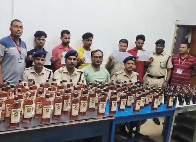 धनबादः तेतुलमारी स्टेशन पर 165 बोतल अवैध शराब जब्त, पांच तस्कर गिरफ्तार