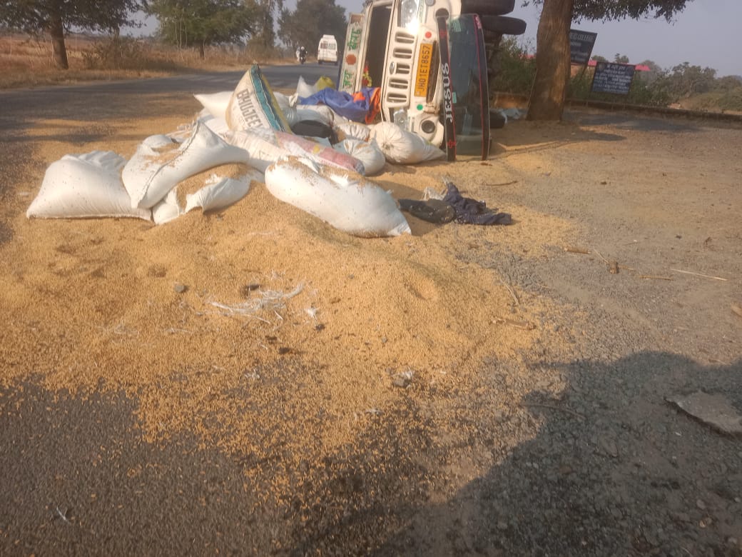 लातेहारः महुआडांड़ में पिकअप वाहन पलटा, दबकर महिला की मौत; पति व बेटा घायल