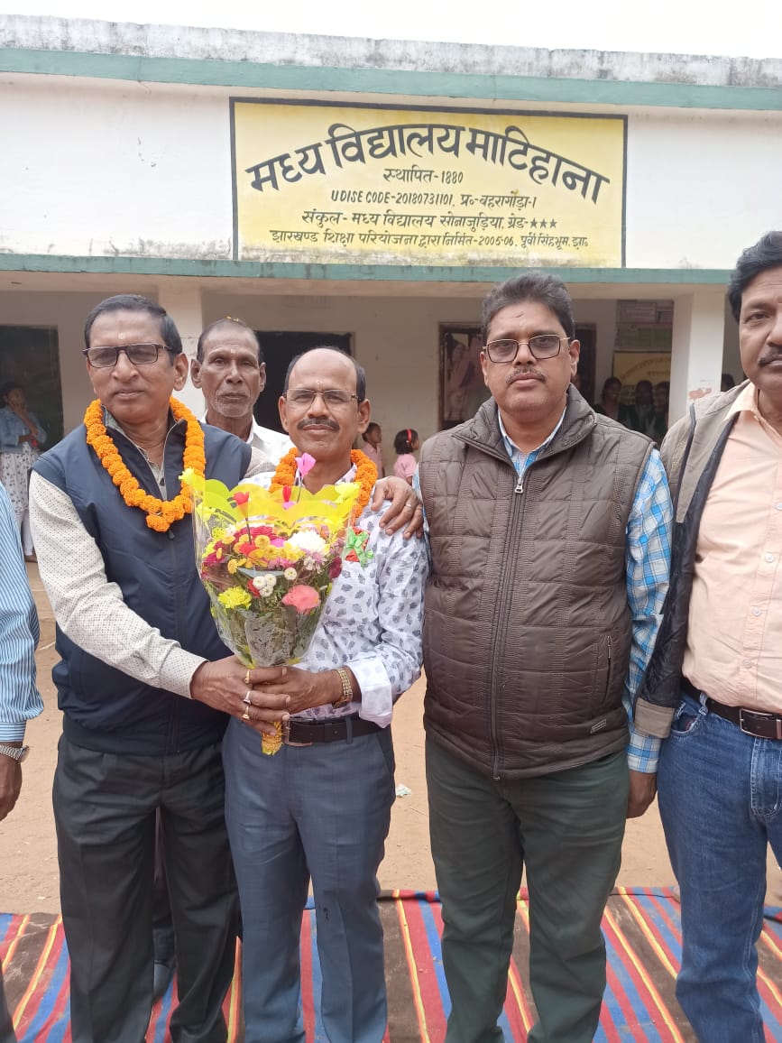 बहरागोड़ाः शिक्षक रविशंकर गिरी सेवानिवृत्त, स्कूल में दी गई विदाई
