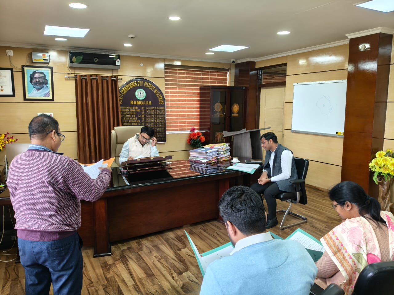 विद्यार्थियों के छात्रवृत्ति से संबंधित आवेदनों को जल्द निबटाएं: रामगढ़ डीसी