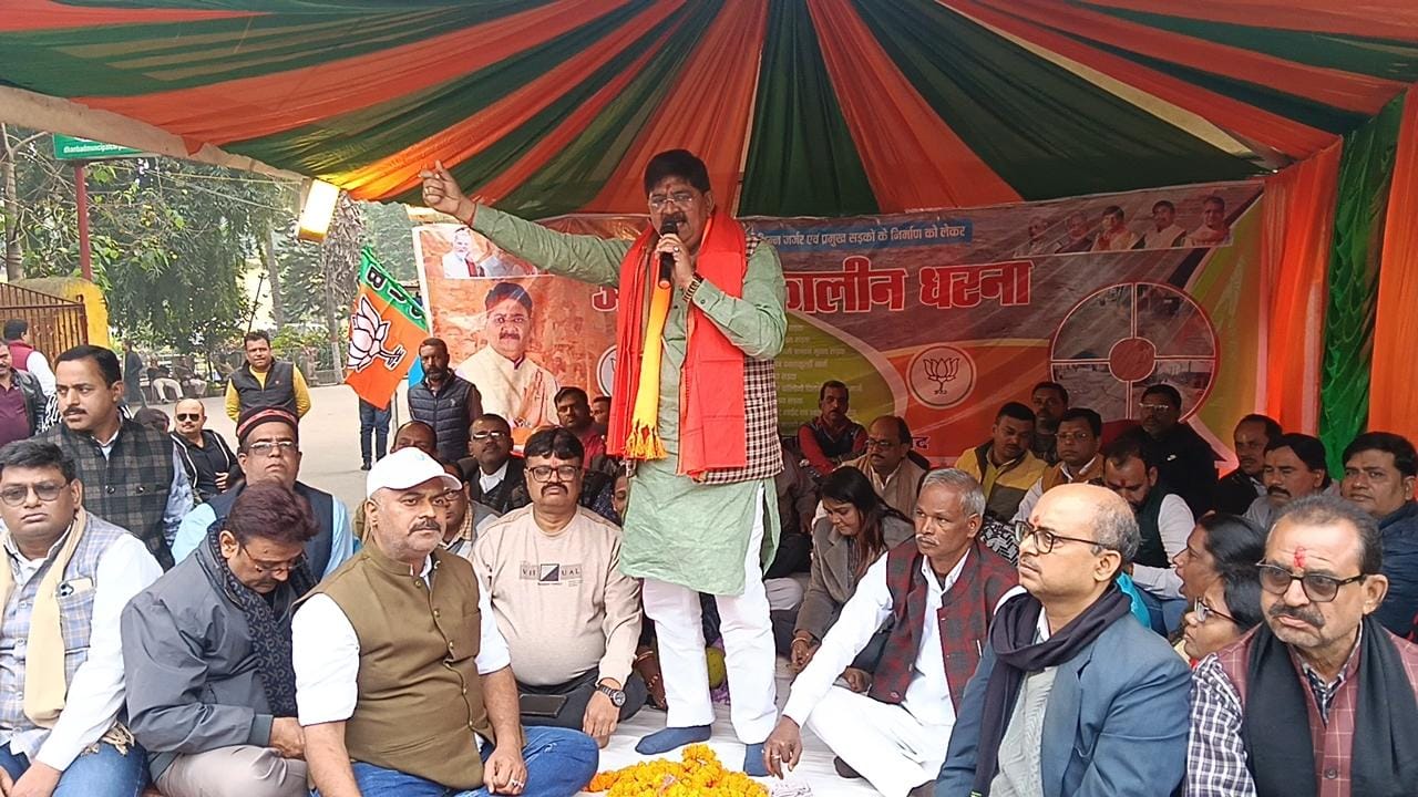 धनबादः जर्जर सड़कों की मरम्मत की मांग को लेकर बेमियादी धरना पर बैठे विधायक राज सिन्हा