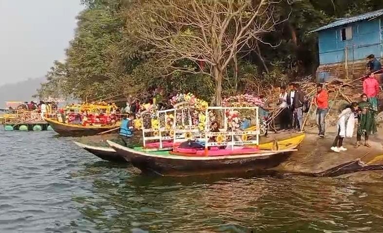 धनबादः सैलानियों से गुलजार मैथन डैम, नए साल के जश्न में डूबे लोग