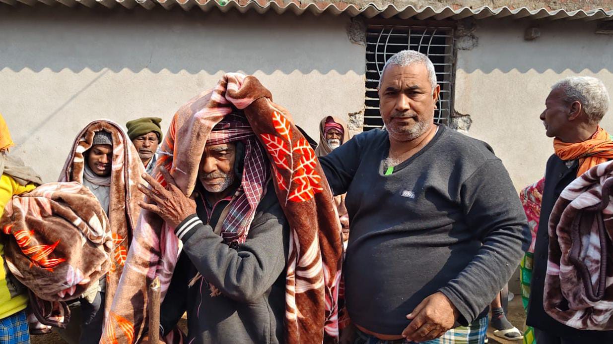 पलामूः मुखिया ने 60 जरूरतमंदों को बांटा कंबल