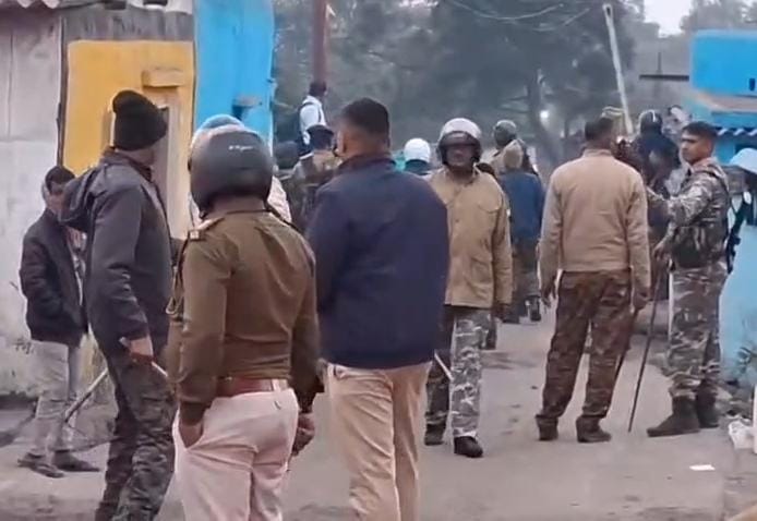 धनबादः आपसी रंजिश में युवक पर कुल्हाड़ी से हमला, हालत गंभीर, इलाके में तनाव