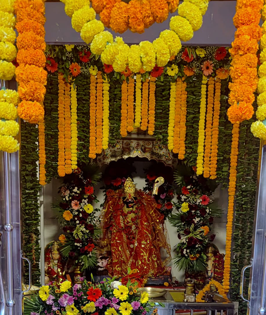 रांचीः नववर्ष पर मणिटोला काली मंदिर में उमड़े श्रद्धालु, दर्शन के बाद ग्रहण किया भोग