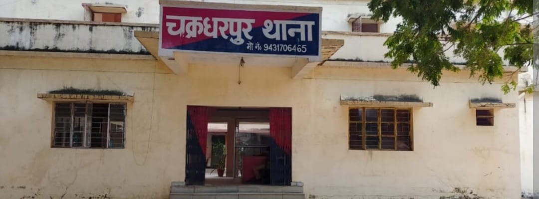 चक्रधरपुरः अपराधियों ने दिनदहाड़े घर में घुस 85 हजार नकद व लाखों के जेवरात लूटे