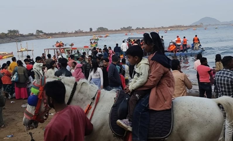 रामगढ़ः नववर्ष पर रजरप्पा मंदिर, पतरातू डैम व पार्कों में उमड़ी भीड़