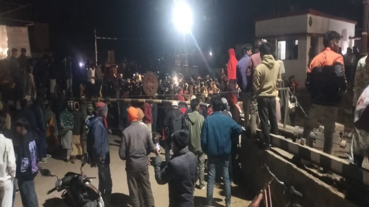 लोहरदगा में लाइनमैन की मौत, गुस्साए लोगों ने रेलवे ट्रैक किया जाम, हजारों यात्री फंसे