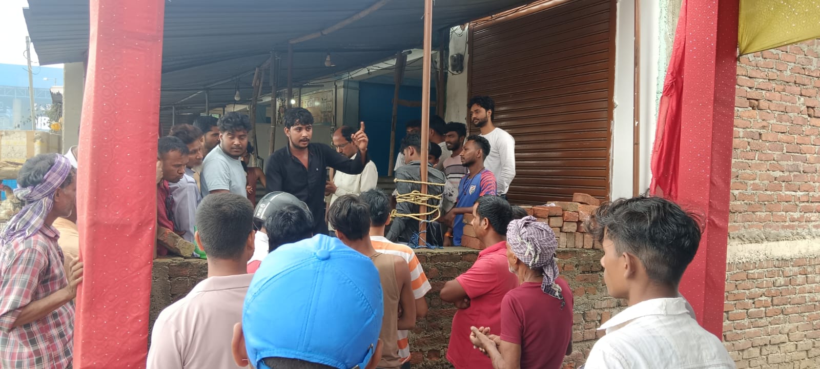 चतरा: 2 युवकों को लोहे के पोल में बांधकर बेरहमी से पिटाई