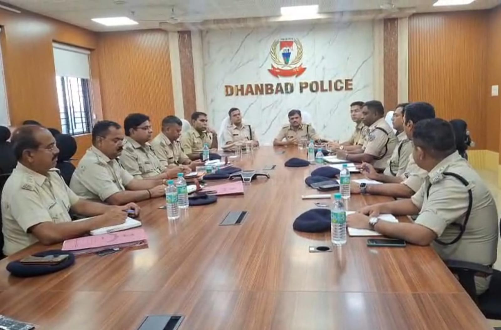धनबादः IG ने पुलिस अधिकारियों संग की बैठक, क्राइम कंट्रोल व मोहर्रम को लेकर दिए निर्देश