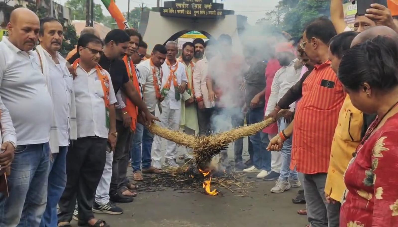 धनबादः भोगनाडीह में लाठीचार्ज के विरोध में भाजपाइयों ने CM का पुतला फूंका