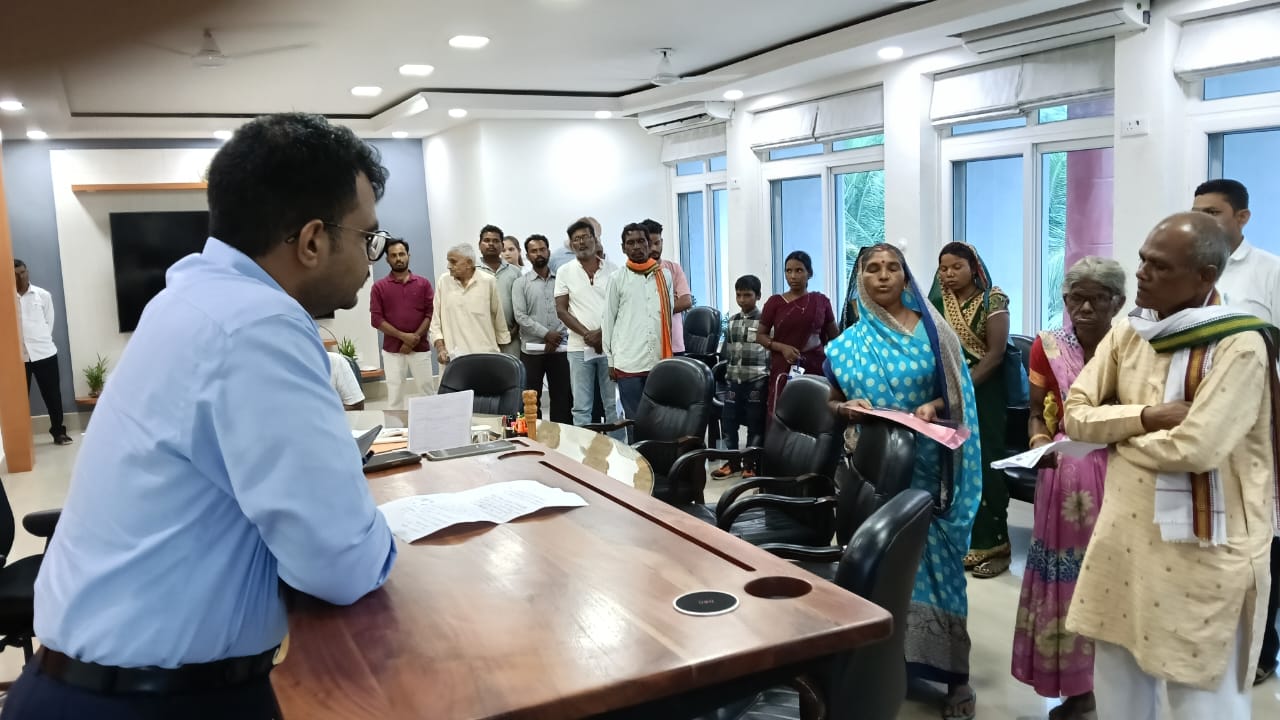 लातेहारः डीसी के जन शिकायत निवारण में आए 12 आवेदन