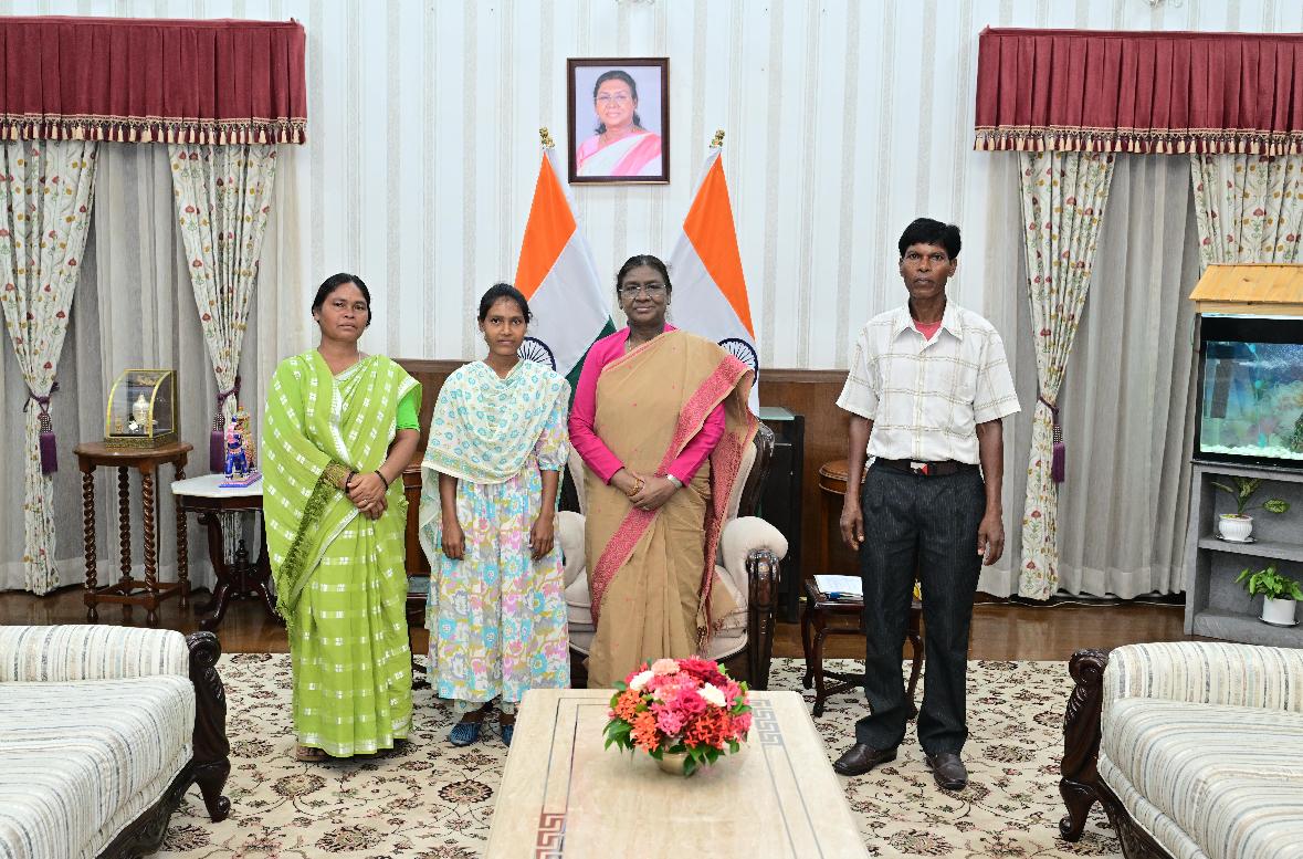 रामगढ़ः पीवीटीजी समुदाय की रश्मि बिरहोर ने राष्ट्रपति से की मुलाकात