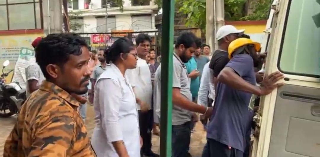 चाईबासाः ट्रांसफार्मर का फ्यूज जोड़ते समय करंट लगने से बिजली मिस्त्री घायल