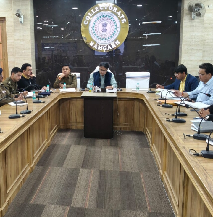 अवैध खनन व परिवहन पर पूरी तरह रोक लगाएं: रामगढ़ डीसी