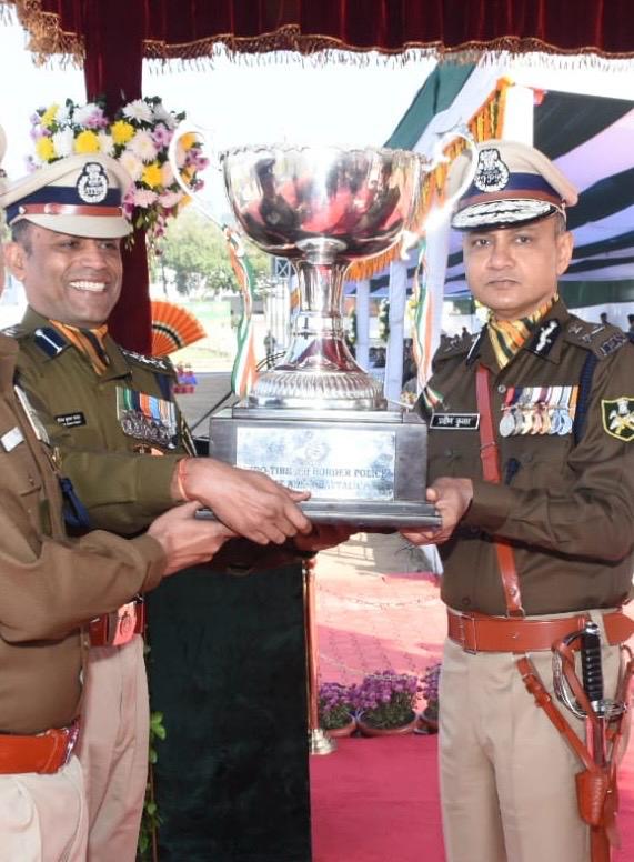गढ़वाः ITBP कमांडेंट विवेक कुमार पांडेय को लाल आतंक के सफाए के लिए सर्वश्रेष्ठ एंटी नक्सल अभियान ट्रॉफी