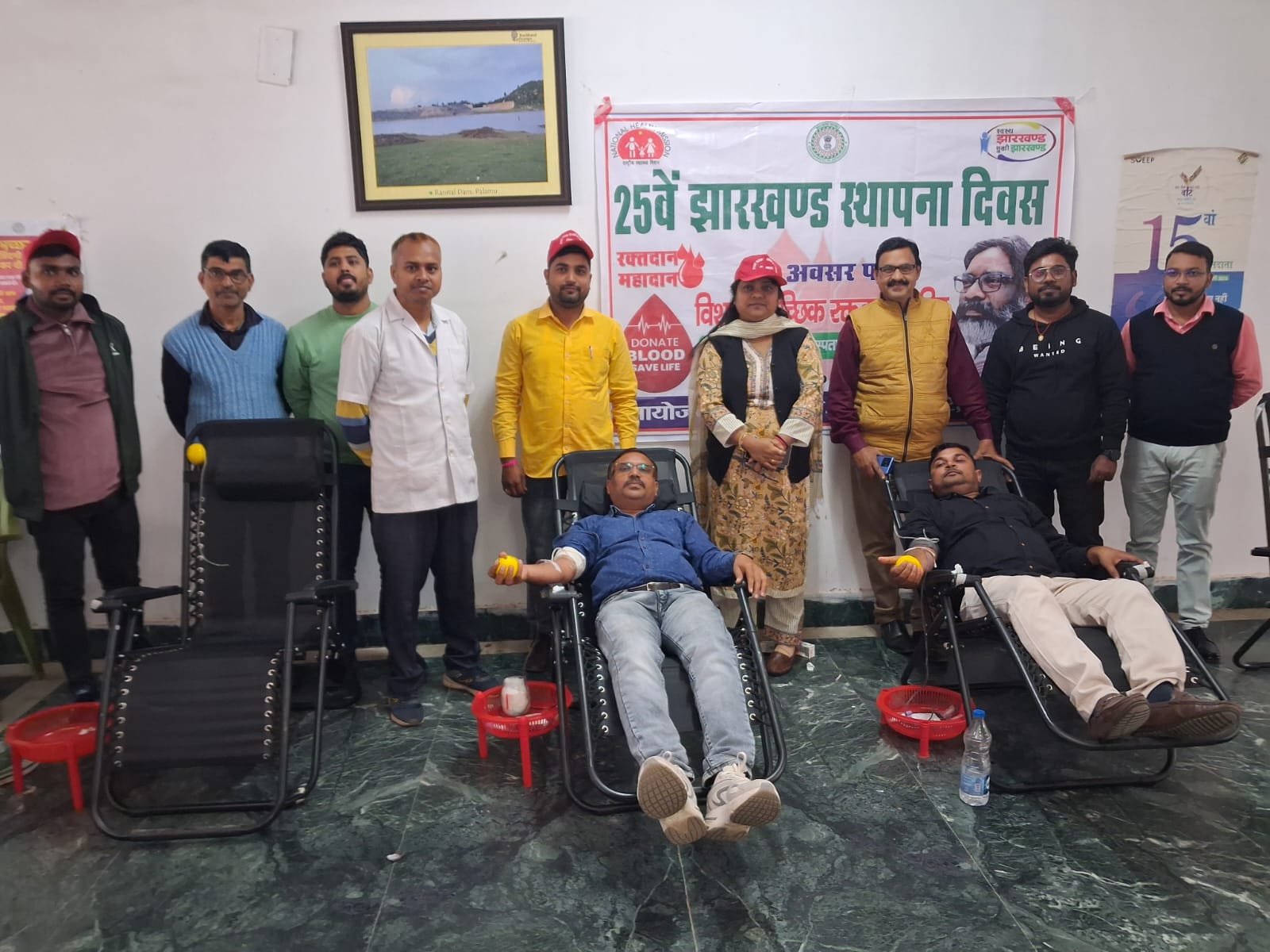 पलामूः डीसी ऑफिस में लगे शिविर में 16 लोगों ने किया रक्तदान