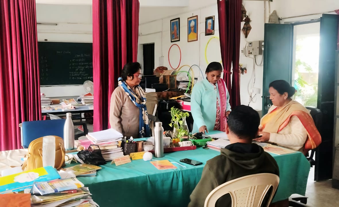 रामगढ़ः बीईईओ ने किया विद्यालय का निरीक्षण, सभी शिक्षक रहे अनुपस्थित, शो-कॉज